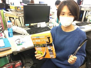 ブラシを使って大掃除をするSさん