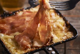 ベーコンチーズのトロトロチーズ焼き(『リロ氏のソロキャンレシピ』より)