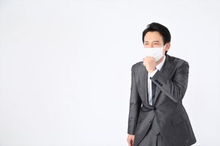 インフルエンザなのに出勤してくる同僚…法律的にはアウト?(*画像はイメージです)