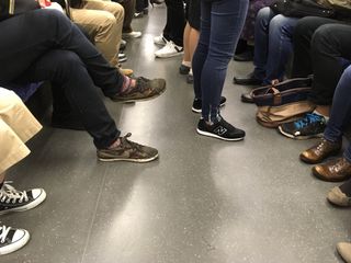 電車で「足を投げ出して座る人」と「運行中に車内を移動する人」迷惑なのはどっち？